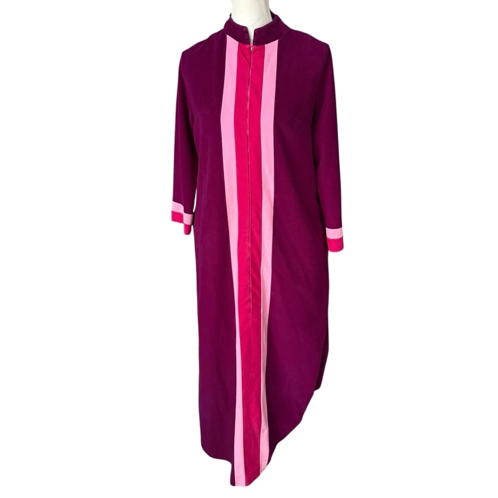 Vtg 70s Vanity Fair Velour Robe Women's Size 12 Purple Pink Stripes Front Zipper